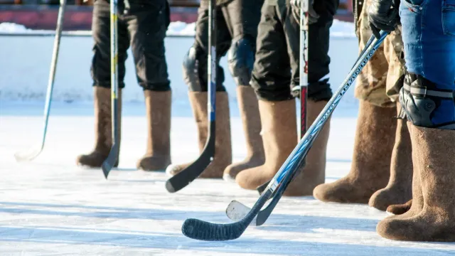 Управленцы посостязались в хоккее в валенках и еще пяти зимних видах спорта. Фото: sabbracadabra / shutterstock.com / Fotodom