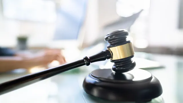 Управляющая компания может взыскать долг в суде. Фото: Andrey_Popov / Shutterstock.com