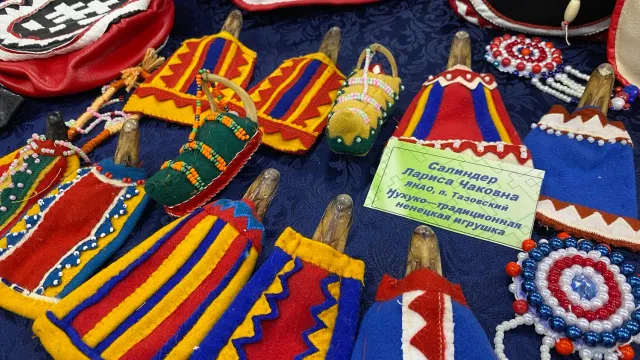 У каждой мастерицы - свой стиль изготовления кукол. Фото: Анастасия Ульянова / "Ямал-Медиа"