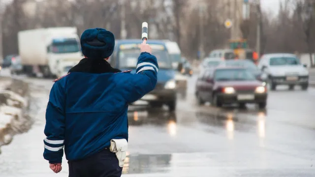 Инспектор ГИБДД на посту в любую погоду. Фото: SGr/Shutterstock/Fotodom