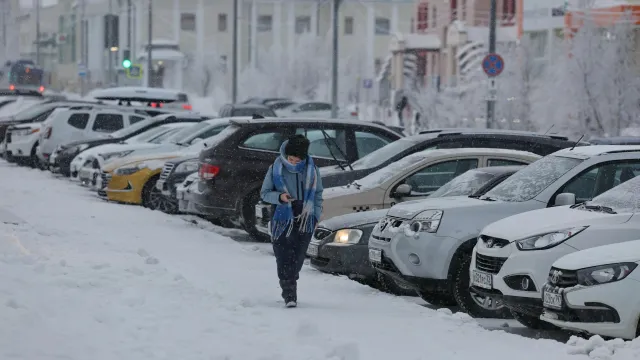 В сильные морозы лишь родители могут отпустить ребенка в школу. Фото: Андрей Ткачёв / «Ямал-Медиа»