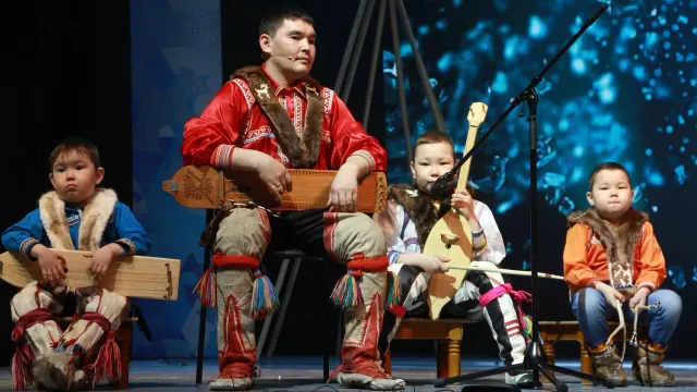 Валентин играет на народных музыкальных инструментах уже тринадцать лет. Фото: Марина Яр / «Ямал-Медиа»