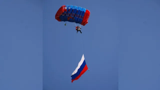 С высоты в 1,5 км земли парашютисты спускаются до земли за 5 минут. Фото: предоставлено из личного архива Дмитрия Валова