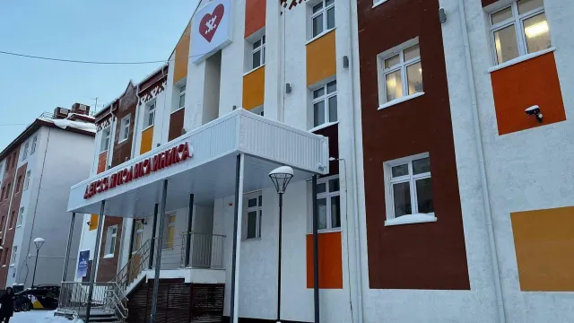 Фасад поликлиники украсил фирменный ямальский логотип и орнамент. Фото: depstroy.yanao.ru