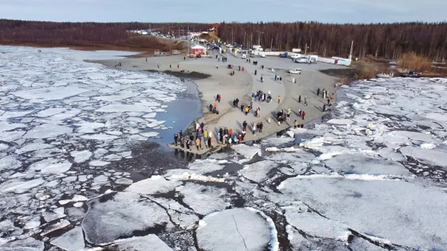 Жители окружной столицы каждую весну устраивают встречу ледоходу. Фото: Андрей Ткачёв / «Ямал-Медиа»