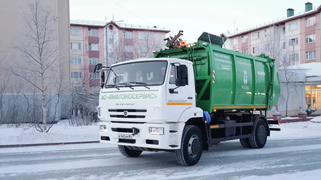 В новогодние каникулы мусоровозы "отдыхать" не будут. Фото: Василий Петров / "Ямал-Медиа"