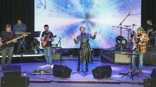 Альбина Рябова представила публике свои авторские песни. Фото: vk.com/nadymregion