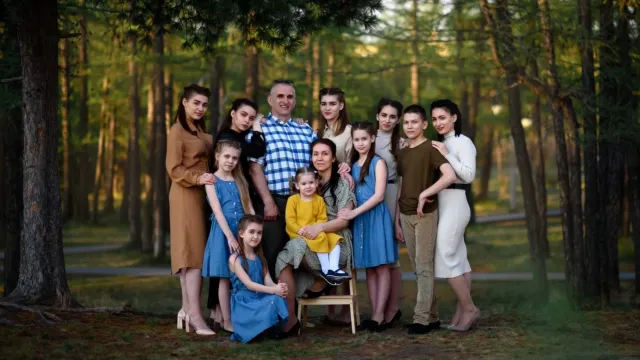 Дмитрий Артюхов поздравил многодетную маму с высоким признанием. Фото: vk.com/artyukhov_da