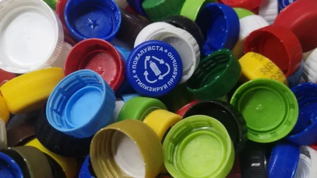 Пластиковые крышки - вторсырье, из которого можно сделать новые полезные вещи. Фото: Елена Миленина / "Ямал-Медиа"