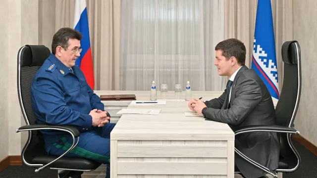 На рабочей встрече Дмитрий Артюхов и Сергей Зайцев поговорили о самых важных проблемах региона. Фото: предоставлено пресс-службой губернатора ЯНАО