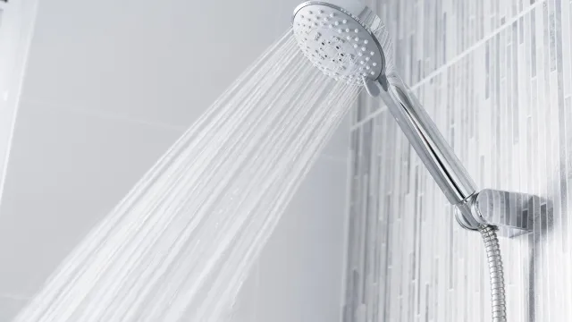 Душ вместо ванны экономит до 50-100 литров ежедневно. Фото: ben bryant / Shutterstock.com