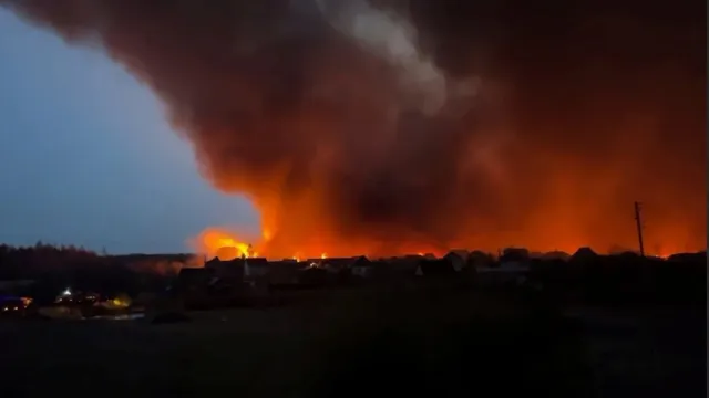 Страшное пламя быстро охватило деревянные строения. Кадр из видео: Екатерина Андреева / «Ямал-Медиа»