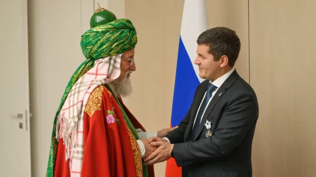 Дмитрий Артюхов встречает на Ямале духовного лидера мусульман России. Фото: предоставлено пресс-службой губернатора ЯНАО