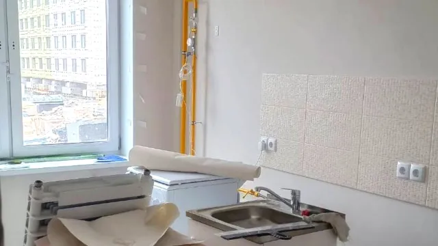 На кухнях в новых квартирах уже устанавливают газовые плиты и мойки. Фото: t.me/stroim_yamal