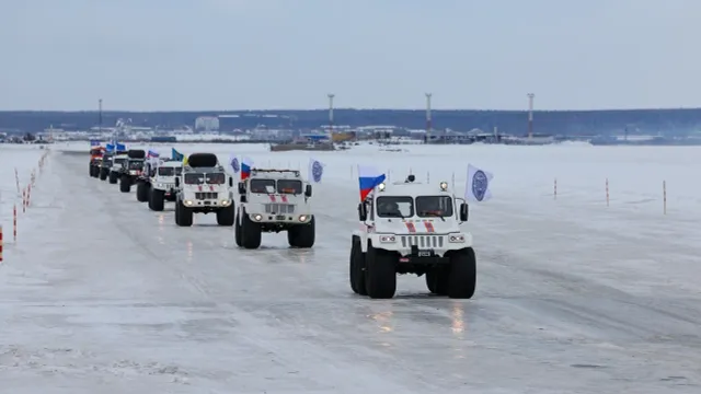 Последние 2,5 километра колонна прошла по ледовой переправе через Обь из Лабытнанги. Фото: Андрей Ткачёв / "Ямал-Медиа"