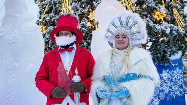 На Ямале Деды Морозы одеваются стильно и модно, а Снегурочки придерживаются классического образа. Фото: vk.com/moi_yamalskiy_raion
