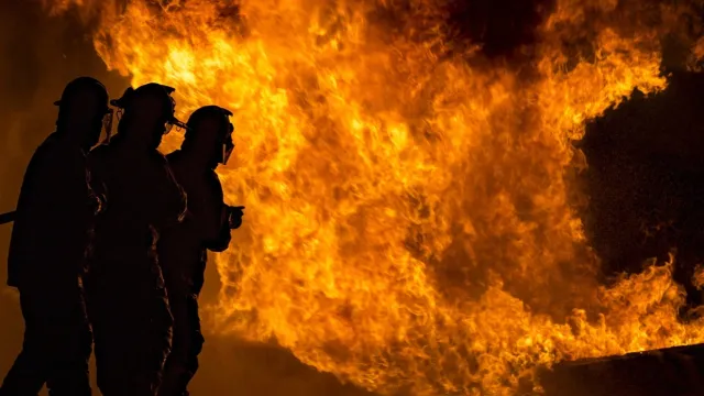 Работу пожарных осложняет опасность взрыва баллонов с газом, хранившихся в ангаре. Фото: davewol / shutterstock.com / Fotodom
