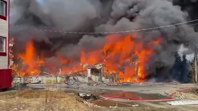 Трехэтажное здание выгорело. Кадр из видео: МЧС России по ЯНАО