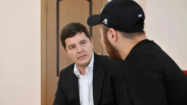 Дмитрий Артюхов навестил в госпитале раненого бойца и обсудил с ним нужды военнослужащих. Фото: vk.com/artyukhov_da
