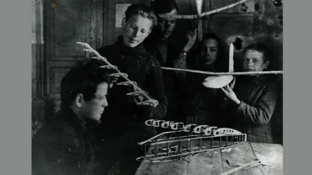 На занятии в авиамодельном кружке при Салехардской школе № 1, 1937 г. Фото: МВК имени И.С. Шемановского