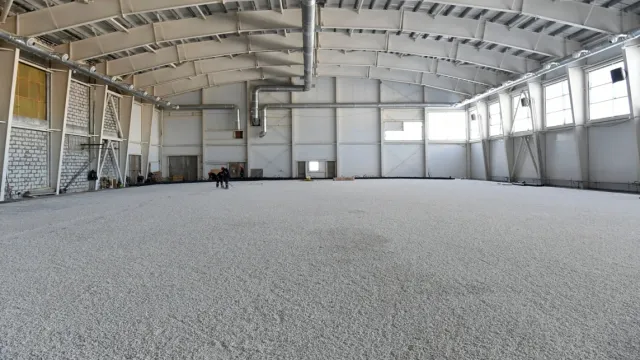 Строители заняты подготовкой основы ледовой арены. Фото: предоставлено пресс-службой губернатора ЯНАО