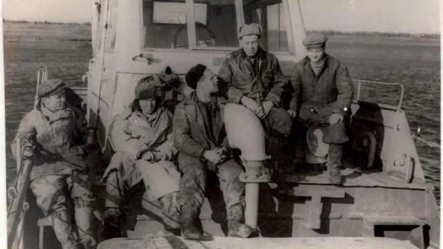 Условия жизни геологов в 1960-1970 годы трудно назвать хорошими, но было весело, отмечает Николай Ипполитов (второй справа). Фото: предоставлено Николаем Ипполитовым