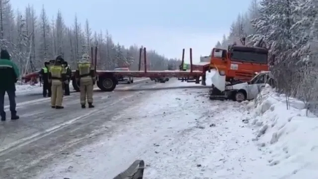 Искореженную LADA Kalina пришлось резать, чтобы достать тела водителя и пассажира. Кадр из видео: vk.com/typicall_gubkinskiy