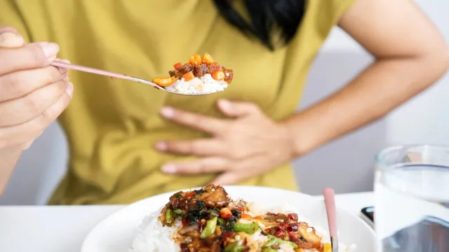 Опасные симптомы - если во время еды возникают боли и тяжесть. Фото: Doucefleur / shutterstock.com / Fotodom