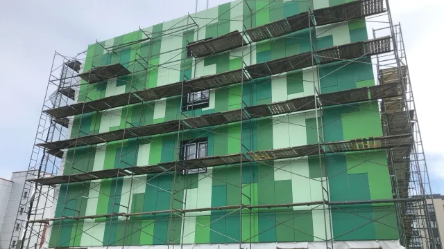 Здание ТЦ "одевают" в яркие фасады. Фото: предоставлено департаментом строительства и жилищной политики ЯНАО.