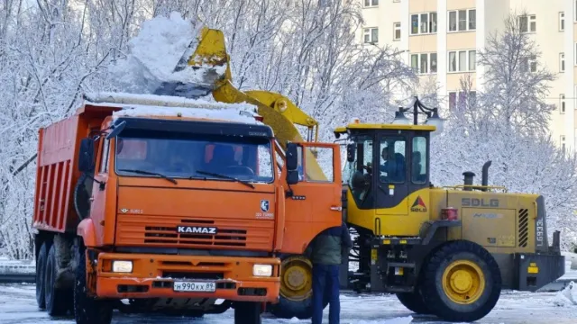 Мощная техника помогает справиться с массой снега. Фото: Андрей Ткачев/"Ямал-Медиа"