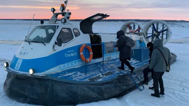 Пока на переправе не наморозили лёд для зимника, пассажиров будут "катать" суда на воздушной подушке. Фото: Юлия Чудинова / "Ямал-Медиа"