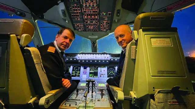 Четверть века командиры воздушных судов АТК «Ямал» приветствуют пассажиров в разных городах нашей страны. Фото: Мария Шрейдер.