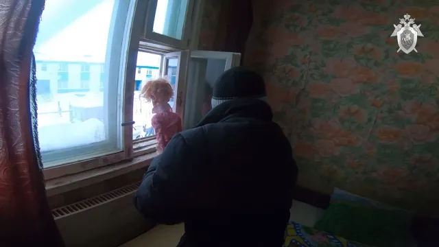 Следственный эксперимент: задержанный у форточки, через которую выбросил ребенка на улицу. Кадр из видео: yanao.sledcom.ru