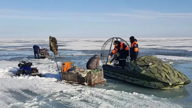 Ямальским спасателям часто в этом году приходилось вытаскивать застрявших в снегах и во льдах северян. Фото: vk.com/artyukhov_da