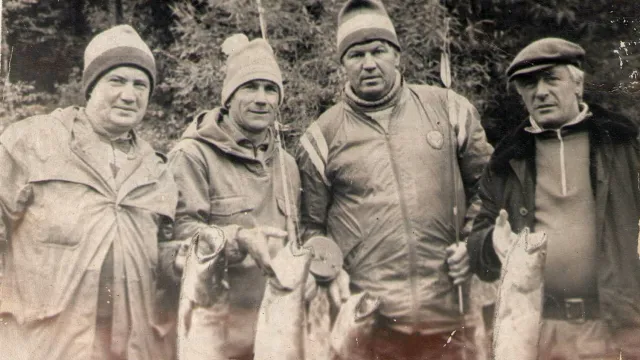 Борис Киселёв (второй слева) и его первый «звёздный» друг Валерий Рюмин (второй справа). п. Толька, 1986 год. Фото: предоставлено из архива семьи Киселёвых