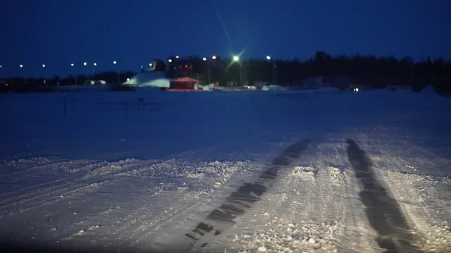 Для проезжающих по сезонной ледовой переправе автомобилей повысили тоннаж. Фото: Юлия Чудинова / "Ямал-Медиа"