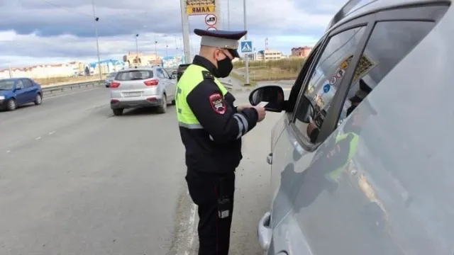 Ямальские автоинспекторы проверили на трезвость водителей. Фото: УГИБДД по ЯНАО, "ВКонтакте"