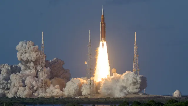 Ракета Space Launch System запускает космический корабль Orion к Луне. Фото: NASA