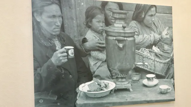 Остяцкая семья на фотографии Леонида Сурина, 1926 год. Фото: Василий Петров / "Ямал-Медиа"