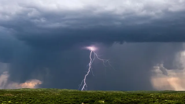 В некоторых районах Ямала ожидаются грозы. Фото: John D Sirlin / shutterstock.com / Fotodom