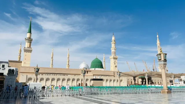 Священная мечеть в исламе Масджид аль-Набави в Медине. Фото: Shanuakd / Shutterstock / Fotodom