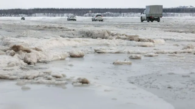 Сезонная переправа дорабатывает последние дни перед закрытием. Фото: Юлия Чудинова / «Ямал-Медиа»