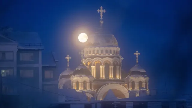 Снежная Луна в небе над Салехардом 2 февраля 2026 г. Фото: Фёдор Воронов / «Ямал-Медиа»