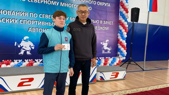 Золотые знаки отличия тазовчанам вручал глава муниципалитета Виктор Югай. Фото: Анастасия Ульянова / "Ямал-Медиа"