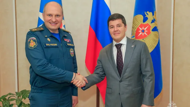 Александр Куренков и Дмитрий Артюхов определили перспективы взаимодействия в области развития комплексной системы безопасности на территории региона. Фото: предоставлено пресс-службой губернатора ЯНАО