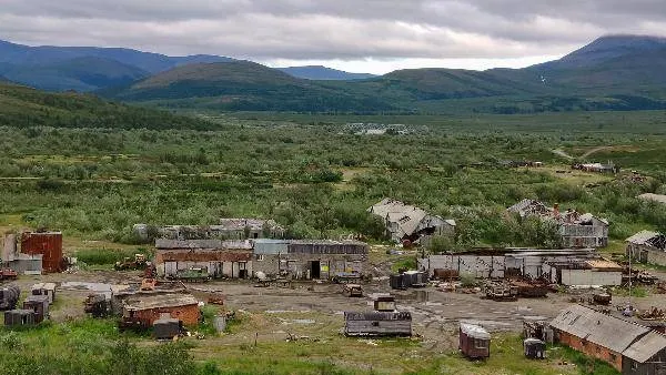 Вид на поселок Полярный, открывающийся с одной из окрестных вершин. Фото: Ольга Лобызова / КРАСНЫЙ СЕВЕР