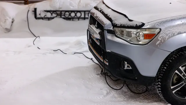 Зимой на Ямале провода, протянутые к машинам поперек тротуаров, — привычное дело. Фото: Фёдор Воронов / "Ямал-Медиа"