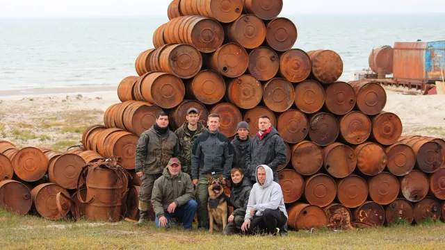 Волонтеры помогают сделать Арктику чище и зеленее. Фото: Дмитрий Урываев / предоставлено пресс-службой губернатора ЯНАО