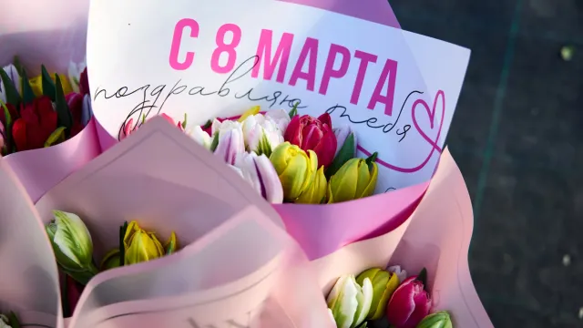 Тюльпаны традиционно дарят на 8 Марта. Фото: Юрий Здебский / «Ямал-Медиа»