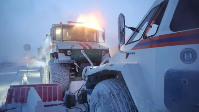 Спасатели слажено работают даже в самых экстремальных условиях Арктики. Фото: Андрей Ткачёв / "Ямал-Медиа"